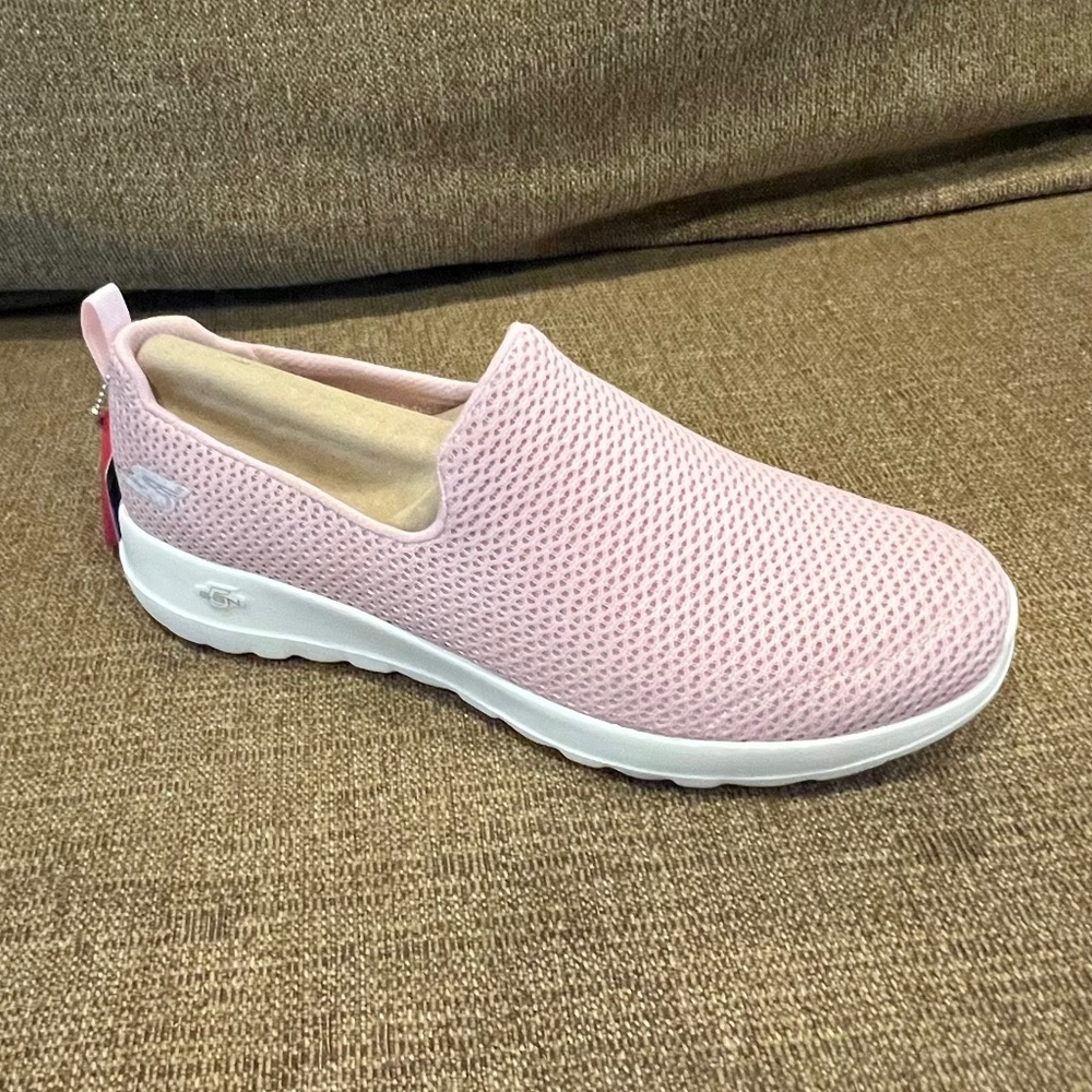 NEW! Size 8, Skechers Women's Go Walk Joy Sneaker